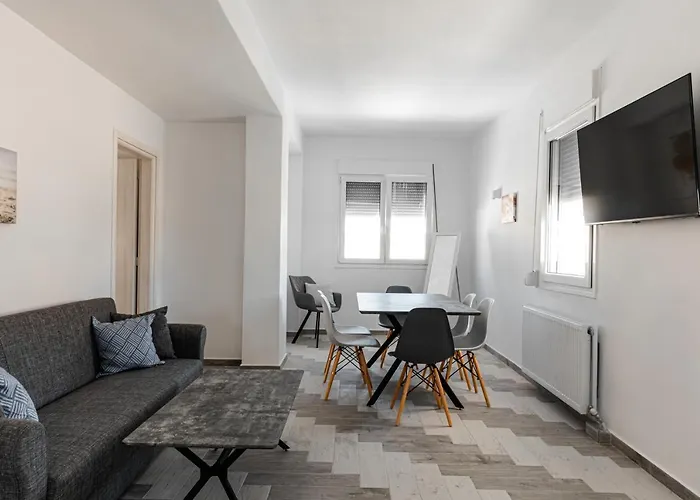 The Tree Santorini * Perissa (Santorini)