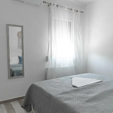 The Tree Santorini * Perissa (Santorini)