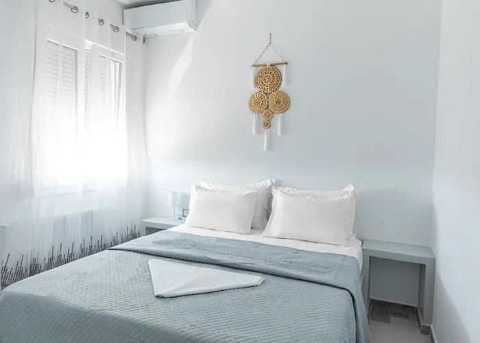 The Tree Santorini * Perissa (Santorini)