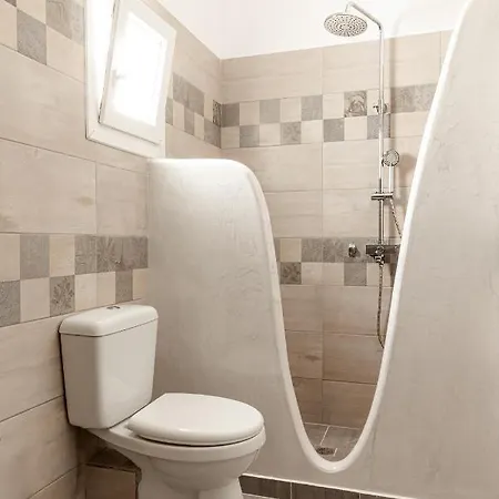 The Tree Santorini * بيريسا