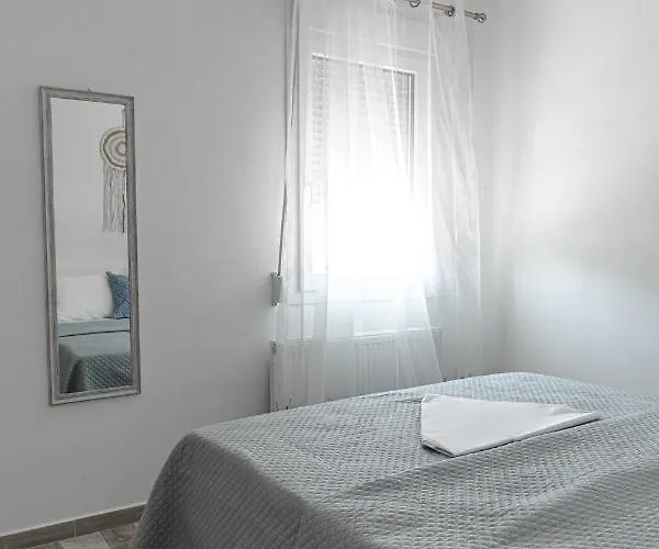 The Tree Santorini * Perissa (Santorini)