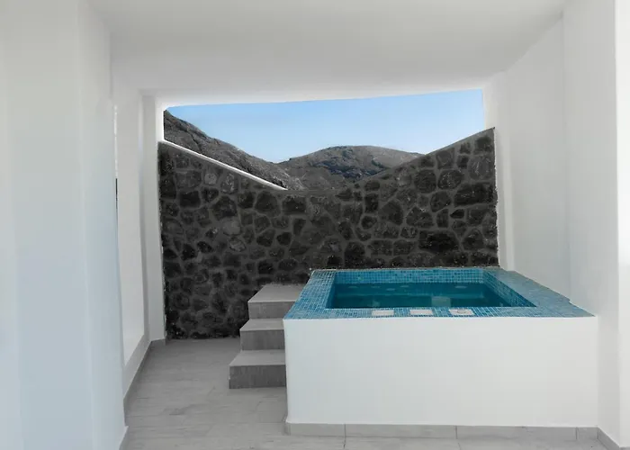 The Tree Santorini * Perissa (Santorini)